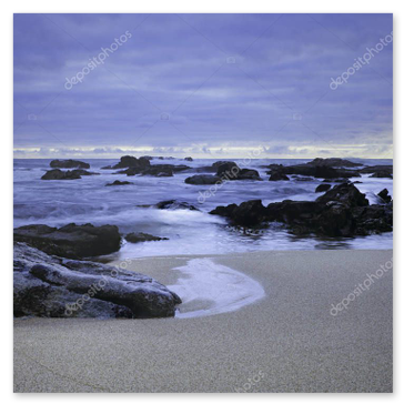 Felsige Küste mit weicher Brandung in Langzeitbelichtung