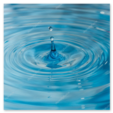 Wassertropfen mit Spiegelung und weichem Bokeh