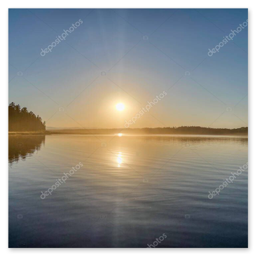 Spiegelungen am See in der goldenen Stunde