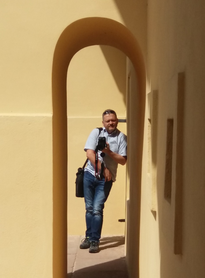 Porträt eines Fotografen im natürlichen Licht draußen