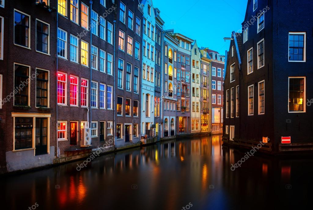 Spiegelungen am Kanal zur blauen Stunde