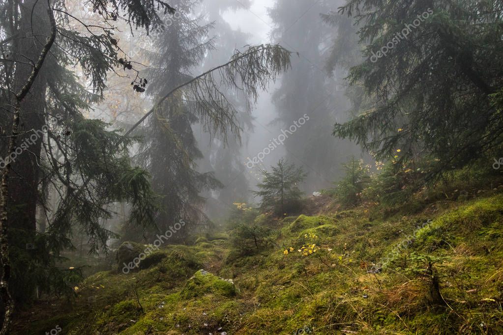 Bergketten in Schichten mit wechselhaftem Himmel